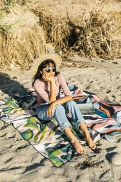 Nomadix Towel Monstera Green Pink 11 Nomadix Towel Monstera Green Pink -clothing shop 1O9A0612 540x bfbc4a42 8250 455c 891d 06f15291f569