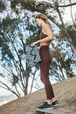 Nomadix Towel Teton Black -clothing shop 1O9A9230 540x 0bd28dd1 2355 4aab a522 a08e3d2c277f