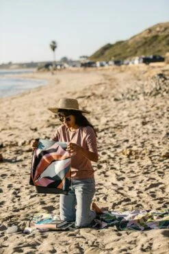 Nomadix Towel Leafy Pink -clothing shop AT5I1397 540x 3bc0463c ffe5 4d2e b8c4 6274540be5ae