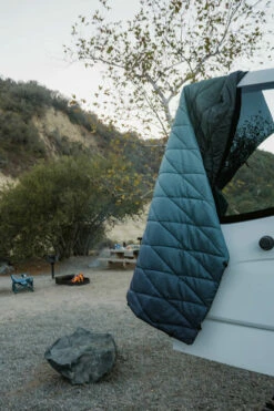 Nomadix Puffer Blanket -clothing shop DSC04897