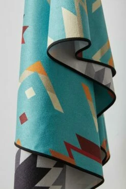 Nomadix Towel Cascades High Alpine -clothing shop NM PANW 001 drape lo 540x cafa62d3 45f8 48f0 9207 3a00e9d6e4cd