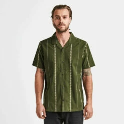 Roark Revival Mens Woven Gonzo Camp Collar -clothing shop RW635 DKM 101 1024x1024 83e40ea6 9223 40b2 8e00 69a4eac95322