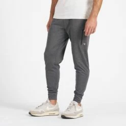 Vuori Mens Pants Sunday Performance Jogger -clothing shop V416HCC 1 2048x 0fa74310 2fbe 4a74 bb88 6682a997839a