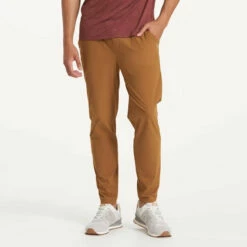 Vuori Mens Pants Fleet -clothing shop V429CAR 0646 1200x crop center.j