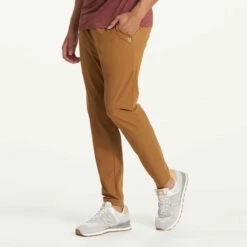 Vuori Mens Pants Fleet -clothing shop V429CAR 0659 1200x crop center.j