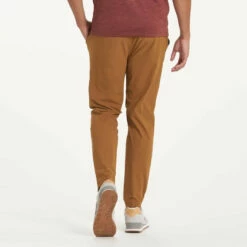 Vuori Mens Pants Fleet -clothing shop V429CAR 0669 1200x crop center.j