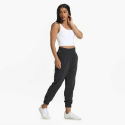 Vuori Womens Tank Top Daily Crop -clothing shop VW1027WHT 2115 1200x crop center de8c064a d1a6 4912 9d57 ed9615fe6cc1