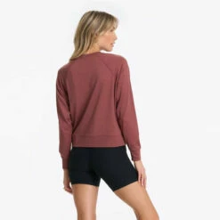 Vuori Womens Sweatshirt Long-Sleeve Halo Crew -clothing shop VW241HRO 2611 1200x crop center 962353a9 c1f6 4508 9808 4074f5d2c2f1