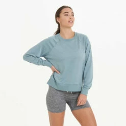 Vuori Womens Sweatshirt Long-Sleeve Halo Crew -clothing shop VW241SHH 9834 1200x crop center 7aa549bb 93de 4e23 a0d1 44c0532701d2