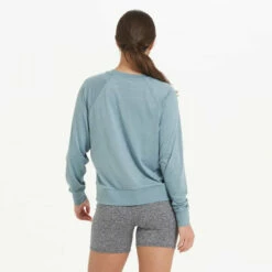 Vuori Womens Sweatshirt Long-Sleeve Halo Crew -clothing shop VW241SHH 9846 1200x crop center f35f5d19 7d46 4fb2 bc43 2692e09e1ff4