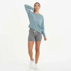 Vuori Womens Sweatshirt Long-Sleeve Halo Crew -clothing shop VW241SHH 9866 1200x crop center b8634887 8ba7 418b ae92 4945e737a4bc