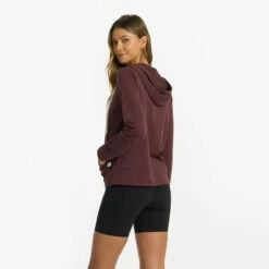 Vuori Womens Shirt Halo 2.0 Performance Hoodie -clothing shop VW268HRU 0610 1200x crop center 94501267 57e5 40ed 895b 2dc5ff64fad8