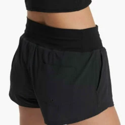 Vuori Womens Shorts Seabreeze -clothing shop VW370BLK SP23 W ECOMM SHORTS 386