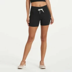 Vuori Womens Shorts Halo Vintage -clothing shop VW391HBK 1069 1200x crop center b1916f3a 97aa 4efa 8733 b533b1339596