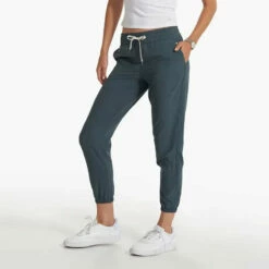 Vuori Womens Pants Weekend Jogger 41 Vuori Womens Pants Weekend Jogger -clothing shop VW422STN SP23 W ECOMM PANTS 2302