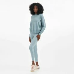 Vuori Womens Sweatshirt Long-Sleeve Halo Crew -clothing shop VW446SHD 02203 1200x crop center jpg